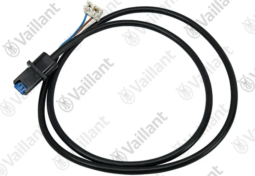 Vaillant Kabel mit einem Steckverbinder und mehreren Drähten. Schwarz isolierte Leitung mit einem blauen und zwei anderen farbigen Drähten. Klarer Anschluss für elektrische Verbindung.